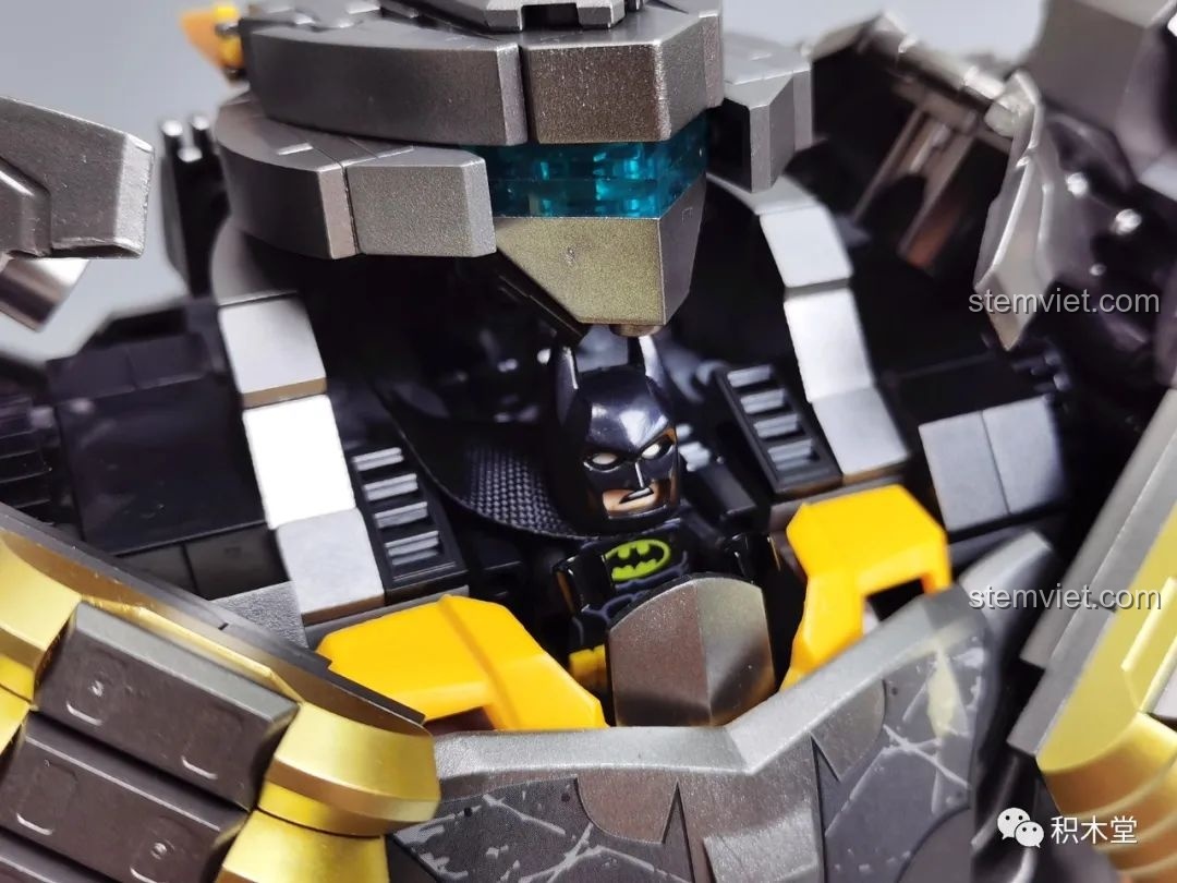 Minifigure Batman được đặt bên trong khoang lái của Robot Batmech Hạng Nặng, sẵn sàng điều khiển.