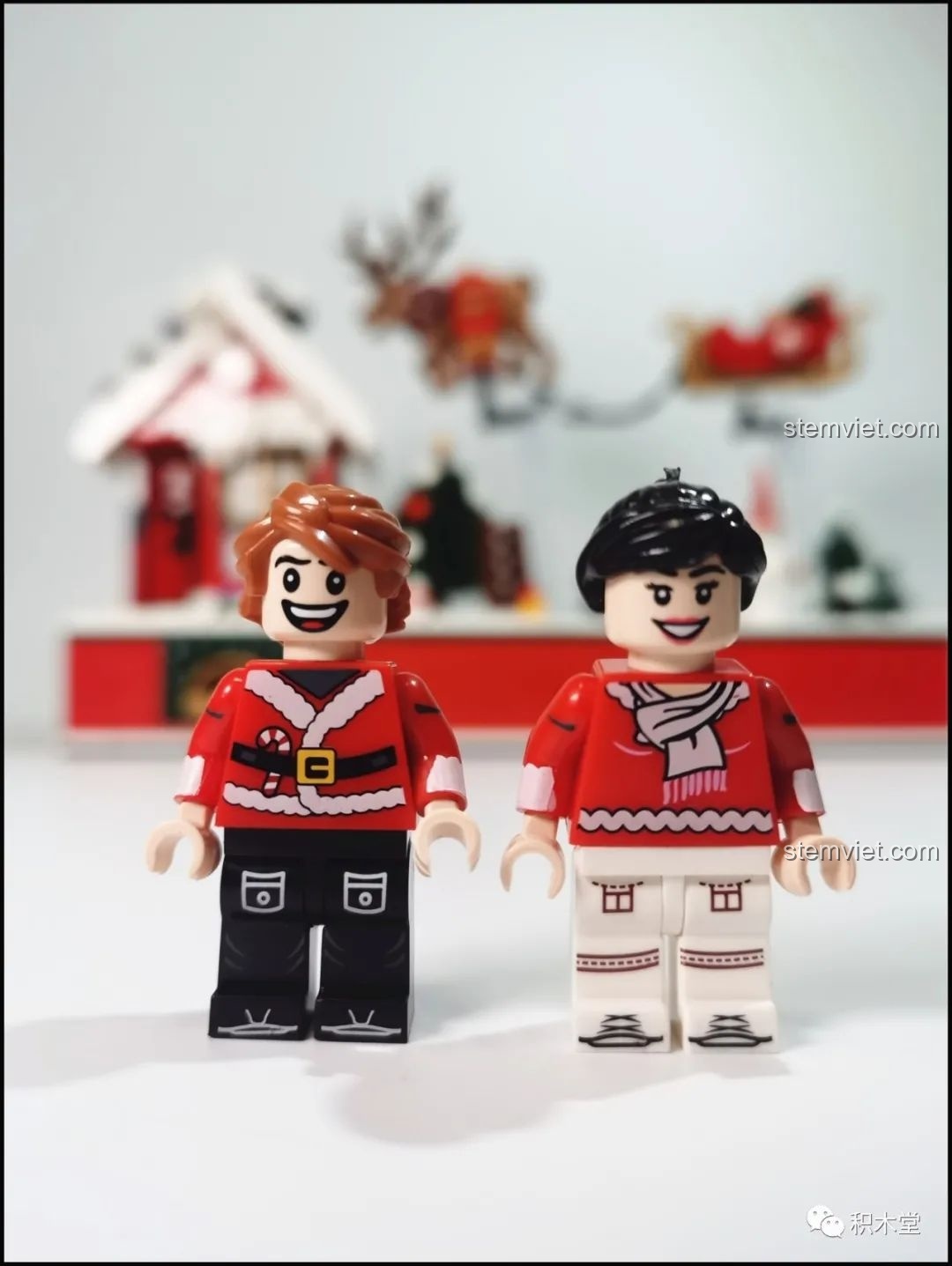 Hai nhân vật minifigure cậu bé và cô bé của bộ Forange FC6003, mặc trang phục Giáng Sinh.