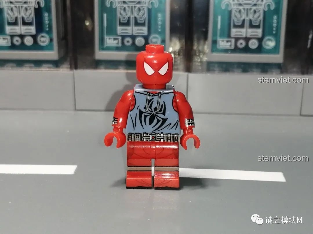 Minifigure Ben Reilly (Scarlet Spider) với trang phục đặc trưng, một phần của bộ đồ chơi lắp ráp Sách Người Nhện SY1461.