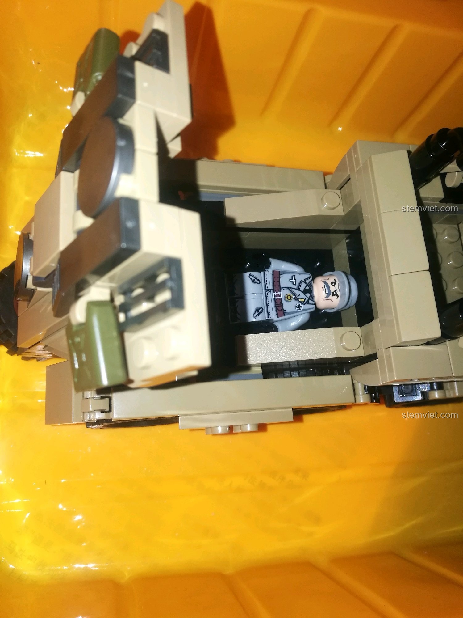 Minifigure được đặt bên trong khoang sau của xe bọc thép SEMBO 101341.