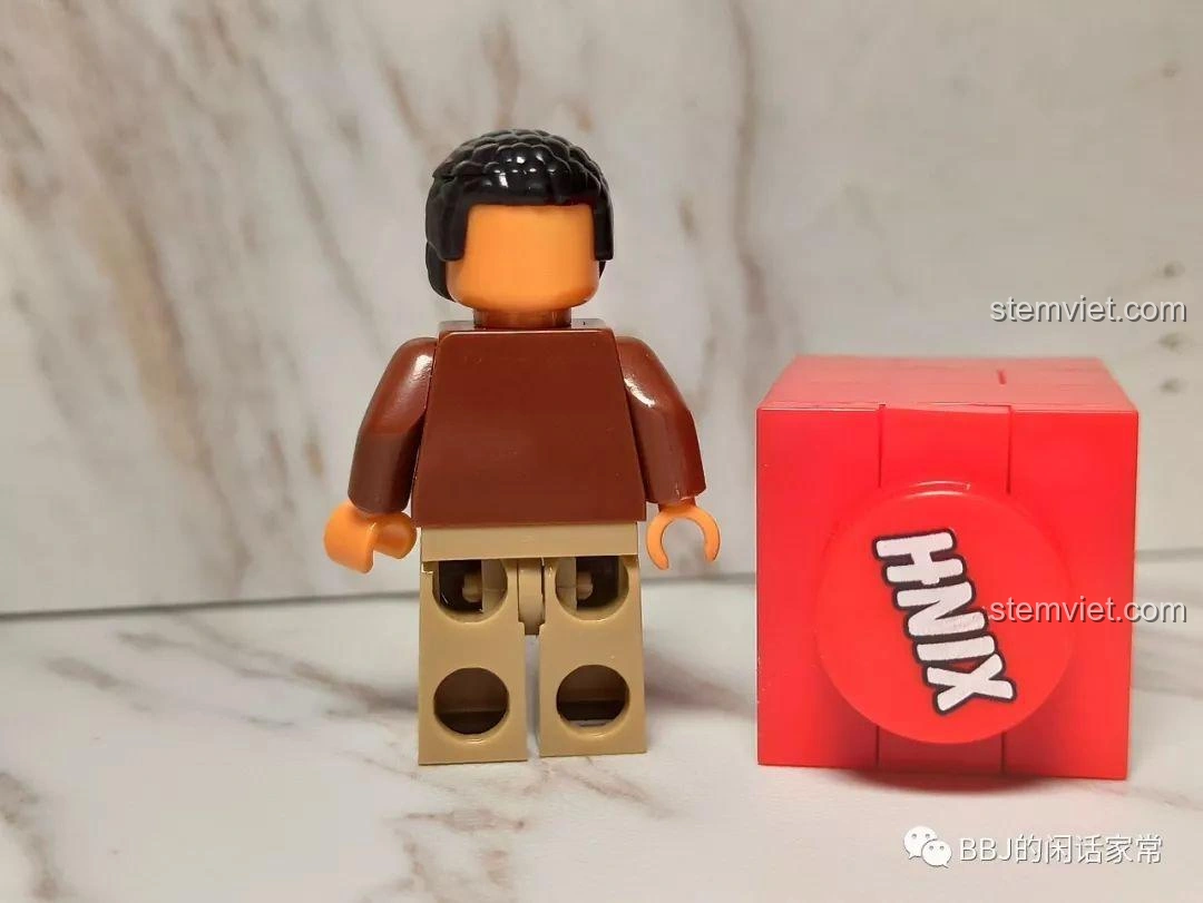 Khuôn mặt của minifigure Bill Foster, với chi tiết râu và kính, thể hiện biểu cảm đặc trưng của nhân vật.