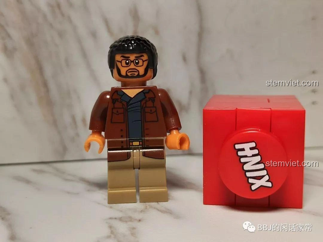 Mặt sau của minifigure Bill Foster, cho thấy chi tiết in ấn trên lưng áo.