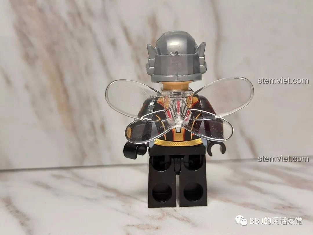 Minifigure Bill Foster từ bộ XINH X0224 Ant-Man 2, với viên gạch XINH màu đỏ, chi tiết trang phục đơn giản.