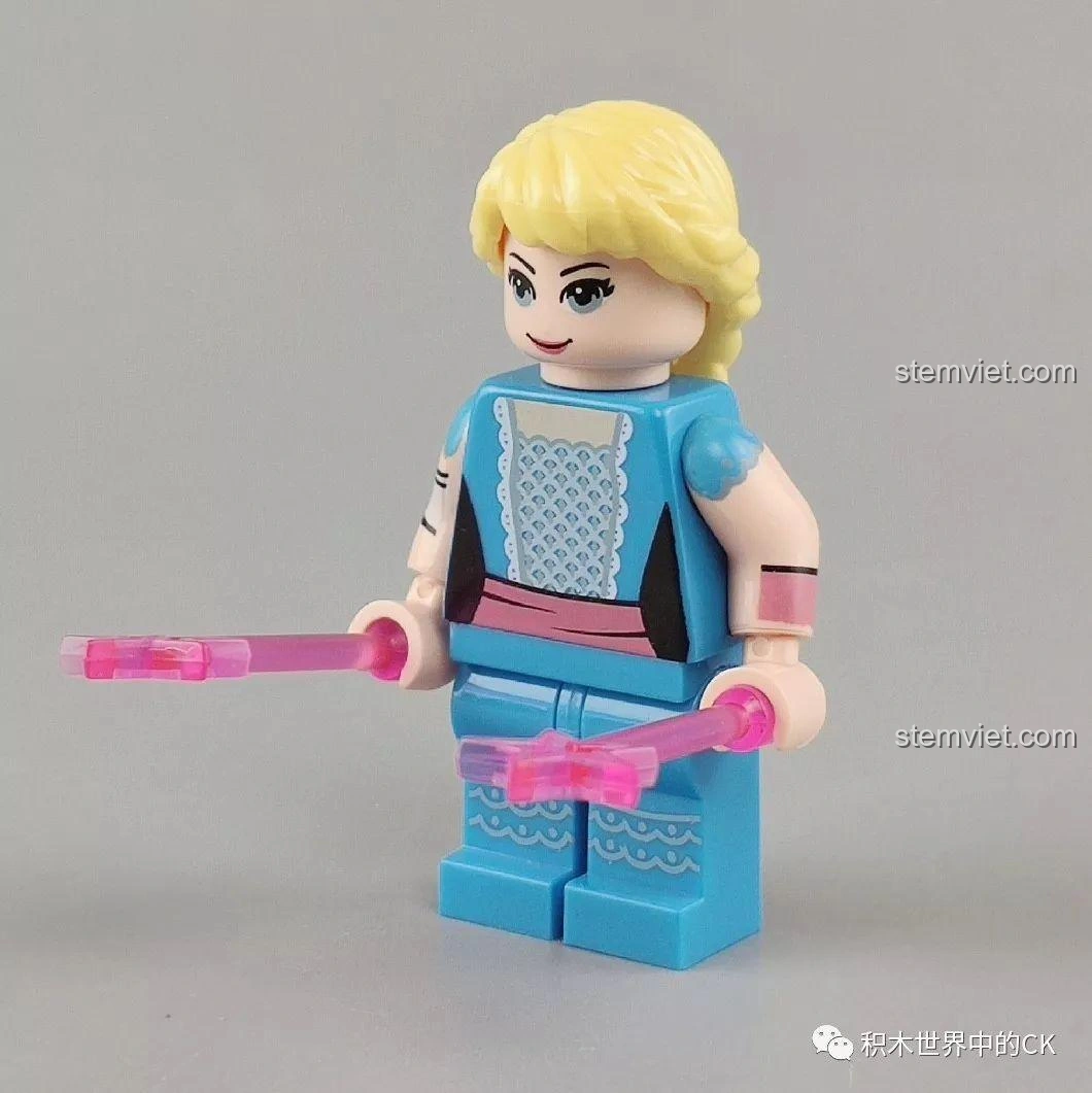 Cận cảnh minifigure Bo Peep từ bộ lắp ráp SY1448 Toy Story 4, với trang phục mới và cây gậy hồng.