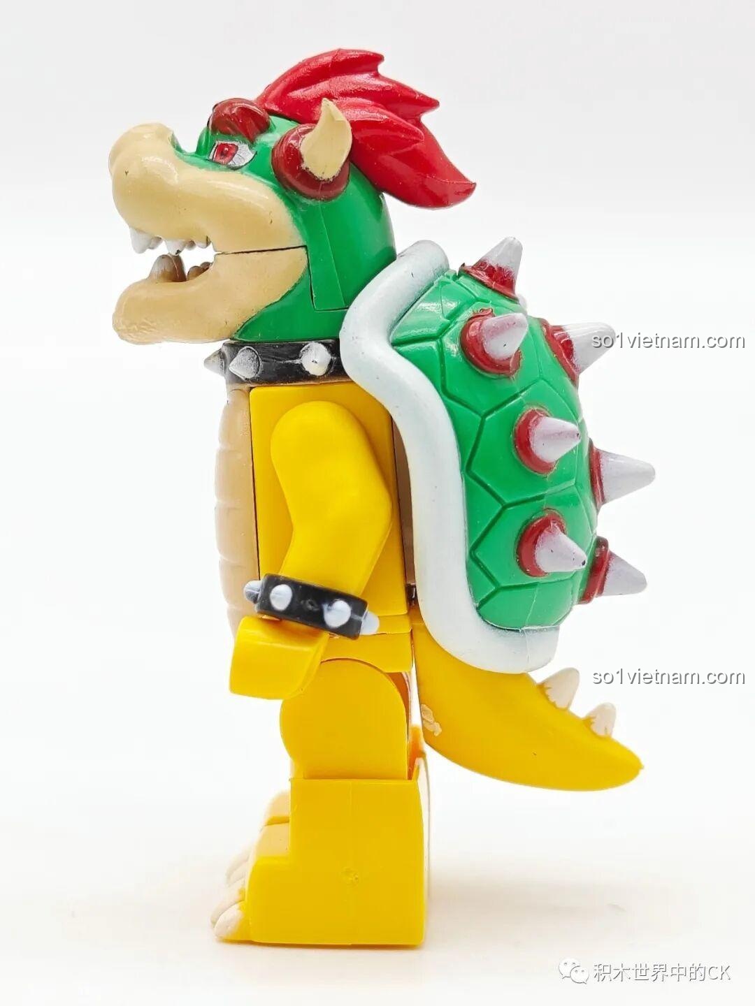 Minifigure Bowser Jr. WM6103 nhìn từ góc nghiêng, khoe chiếc mai rùa có gai nhọn.