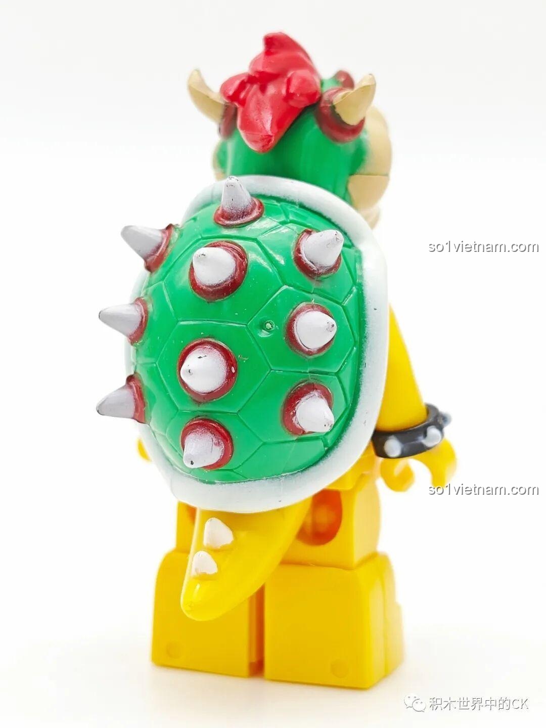 Mặt sau của minifigure Bowser Jr. WM6103, tập trung vào chi tiết mai rùa.