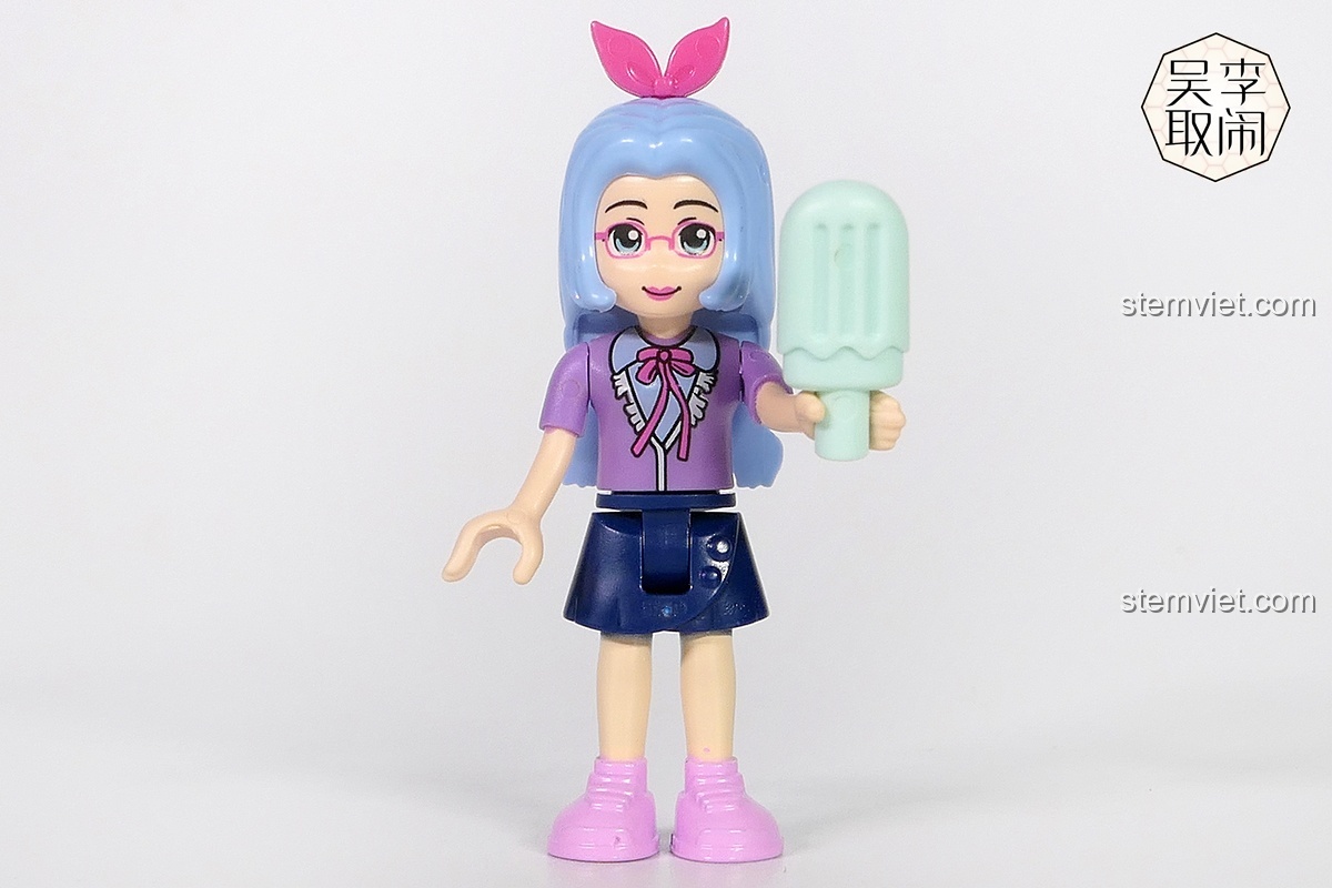 Nhân vật minifigure nữ cầm que kem trong bộ lắp ráp Tòa nhà thủy cung mini cho bé gái.