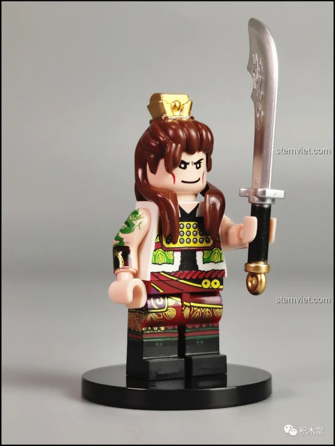 Minifigure Cam Ninh DECOOL 2030C hoàn chỉnh, tay cầm đao, biểu cảm ngang tàng và hình xăm trên tay.