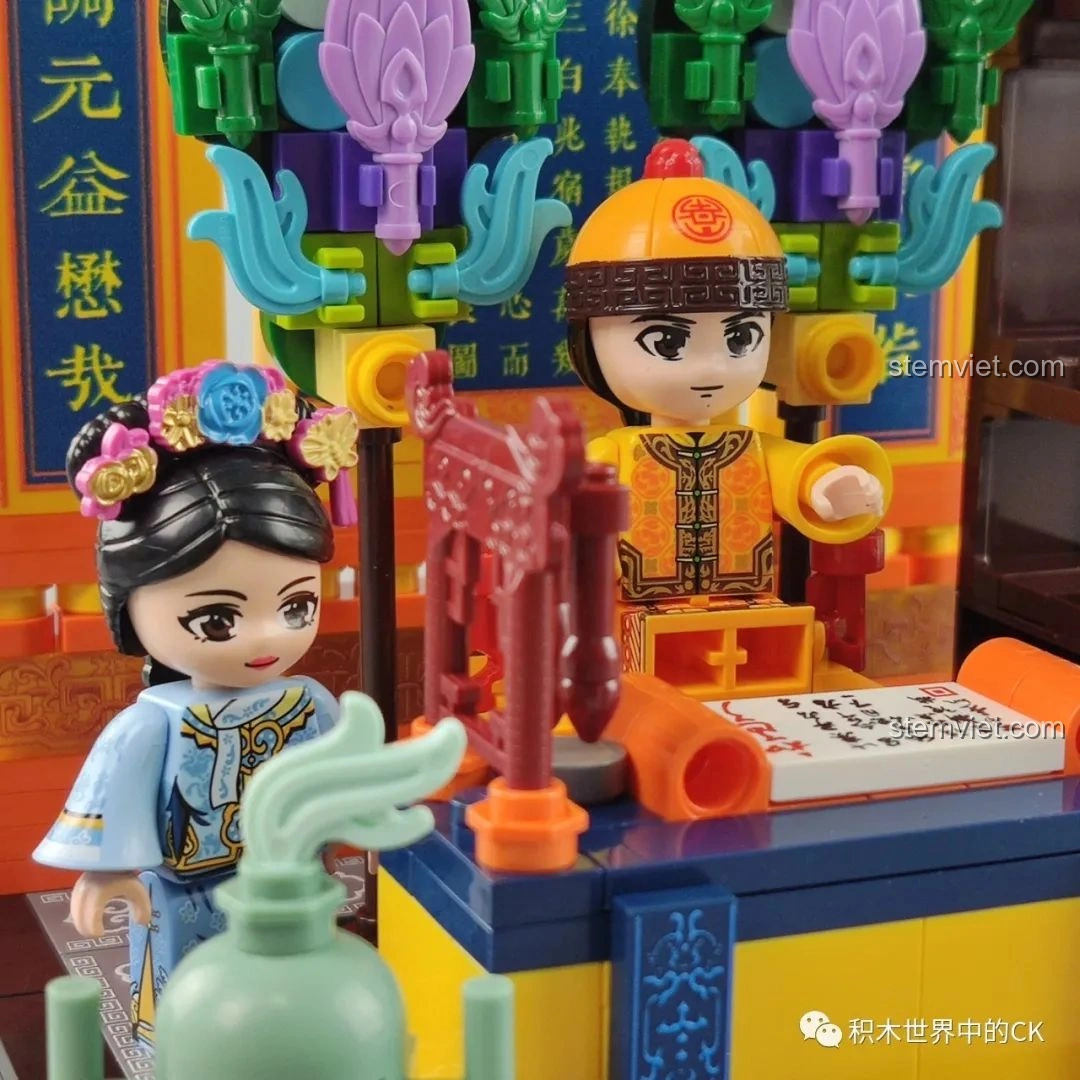 Cận cảnh minifigure hoàng tử và cung nữ của bộ Keeppley K10143, thể hiện sự uy nghi, trang trọng.