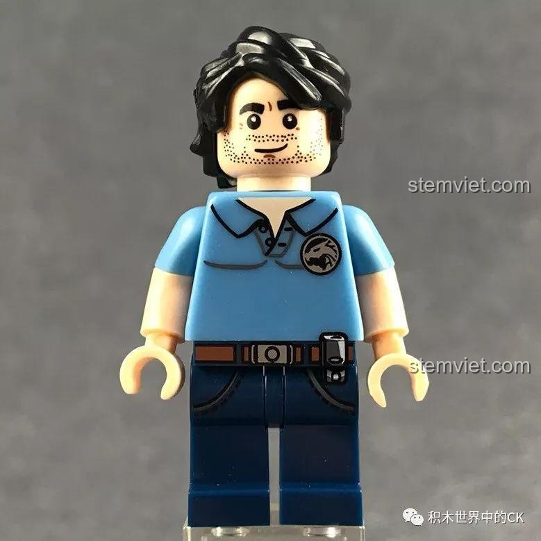 Cận cảnh minifigure cảnh sát Đại Quân trong bộ SEMBO 603014 với áo polo xanh và mái tóc đen.
