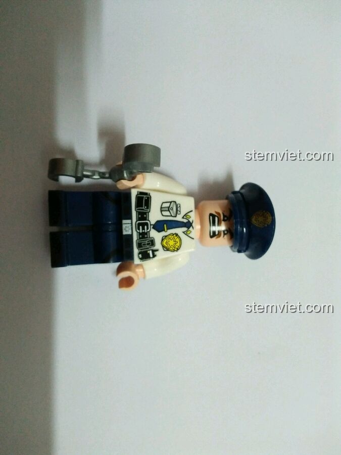 Minifigure cảnh sát Jim của bộ Enlighten 1906 với chi tiết in ấn sắc nét trên thân và chân, cầm còng tay.