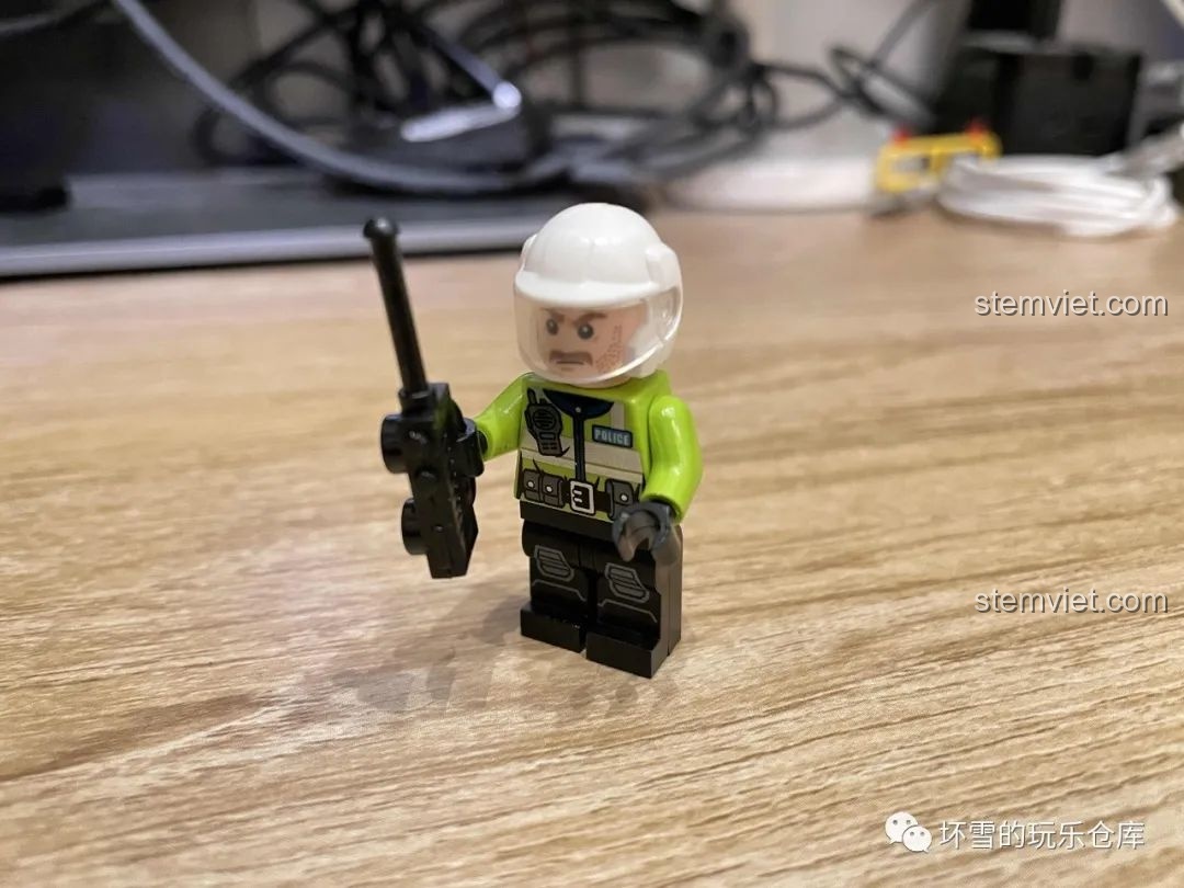 Minifigure cảnh sát Hồng (Hong) trong bộ QMAN 2807 đang cầm bộ đàm, mặc đồng phục cảnh sát giao thông.