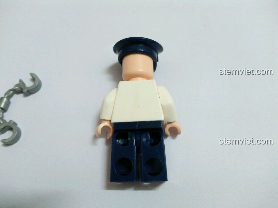 Mặt sau của minifigure cảnh sát Jim từ bộ Enlighten 1906, cho thấy thiết kế cơ bản và không có in ấn.