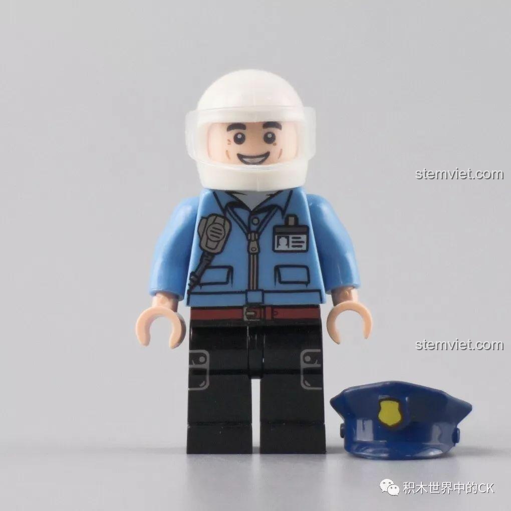 Minifigure cảnh sát trong bộ SEMBO 607029 với hai loại mũ, chi tiết in sắc nét trên thân áo.
