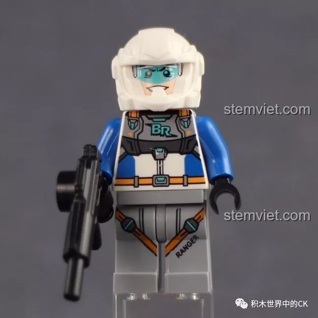 Minifigure Cao Dương đội mũ bảo hiểm, để lộ biểu cảm khuôn mặt thứ hai đang chiến đấu, thể hiện sự linh hoạt của nhân vật.