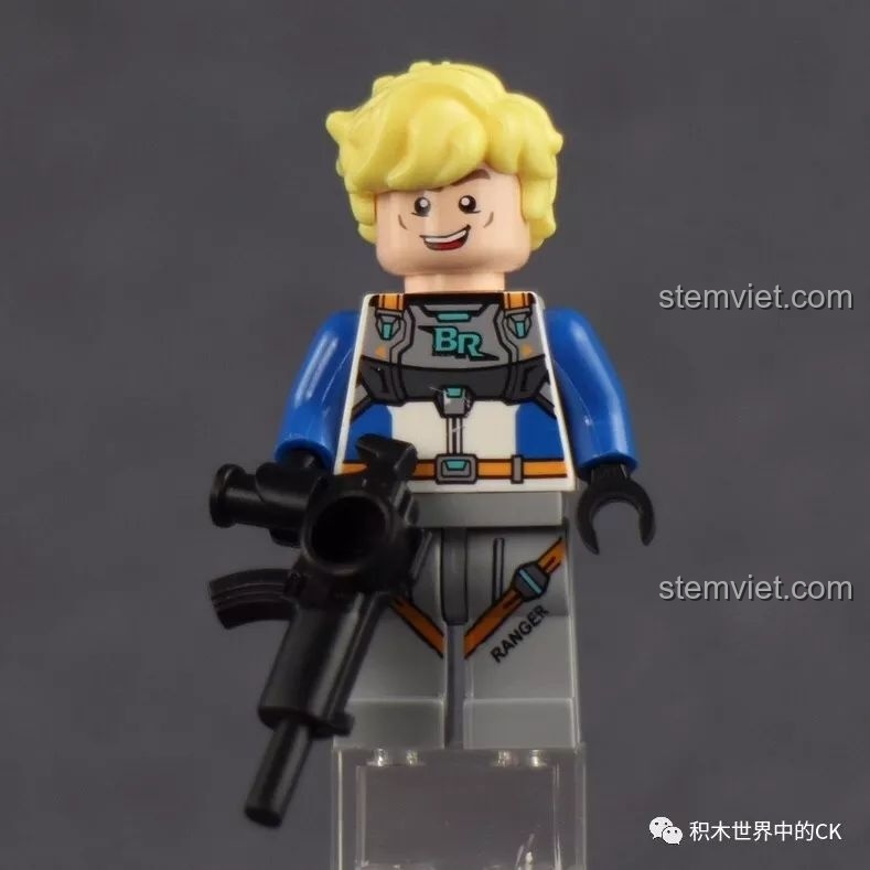 Cận cảnh minifigure phi công Cao Dương của bộ QMAN 3302, với trang phục chi tiết và mái tóc vàng nổi bật.