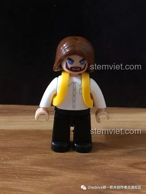 Minifigure chàng trai tóc nâu trong bộ xếp hình Xe buýt Volkswagen T1 M38-B0707, sẵn sàng cho chuyến đi cắm trại.