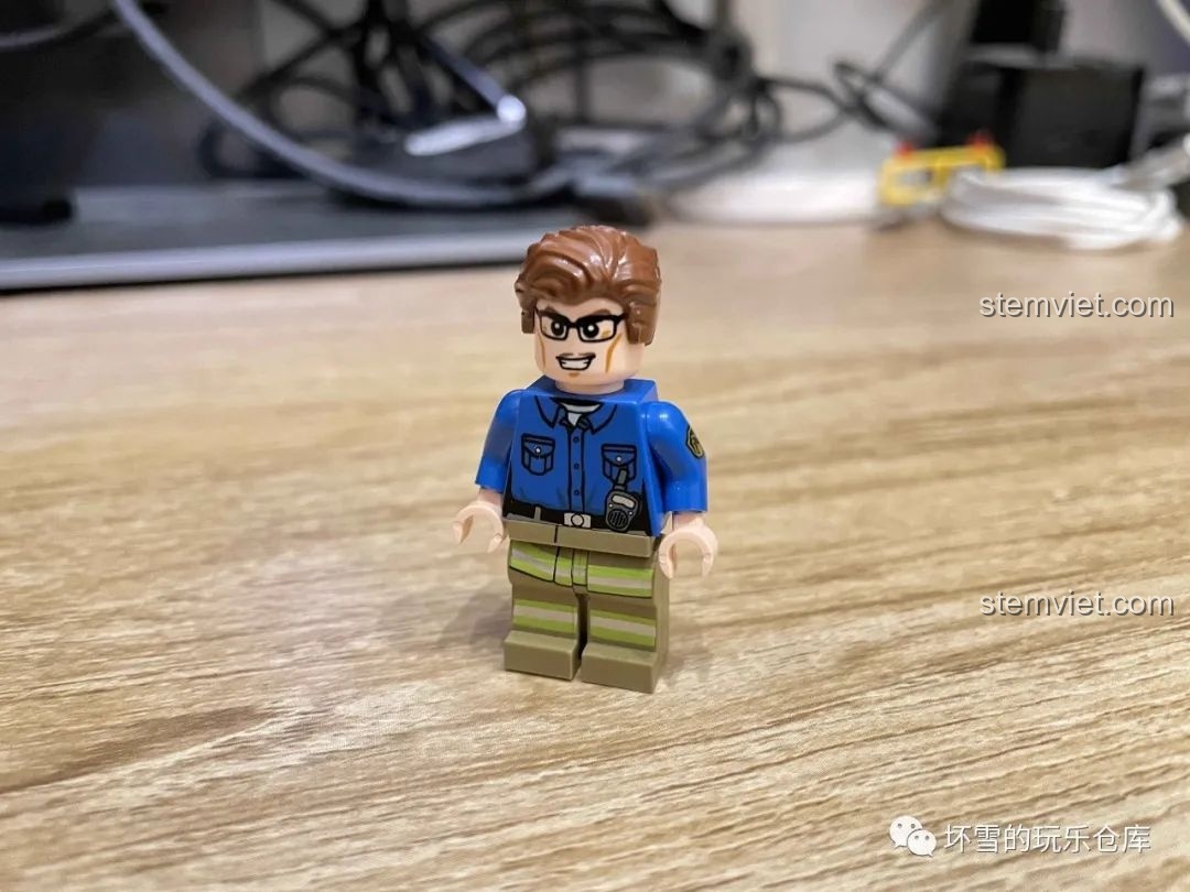 Cận cảnh minifigure chỉ huy Mã Khắc (Marco) trong bộ đồ chơi QMAN 2807 với áo sơ mi xanh và bộ đàm.