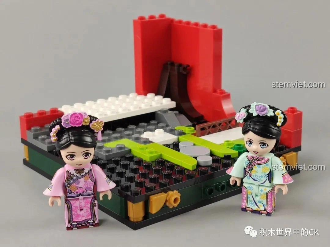 Cận cảnh minifigure cung nữ của bộ Keeppley K10145, trang phục in ấn chi tiết, sống động.