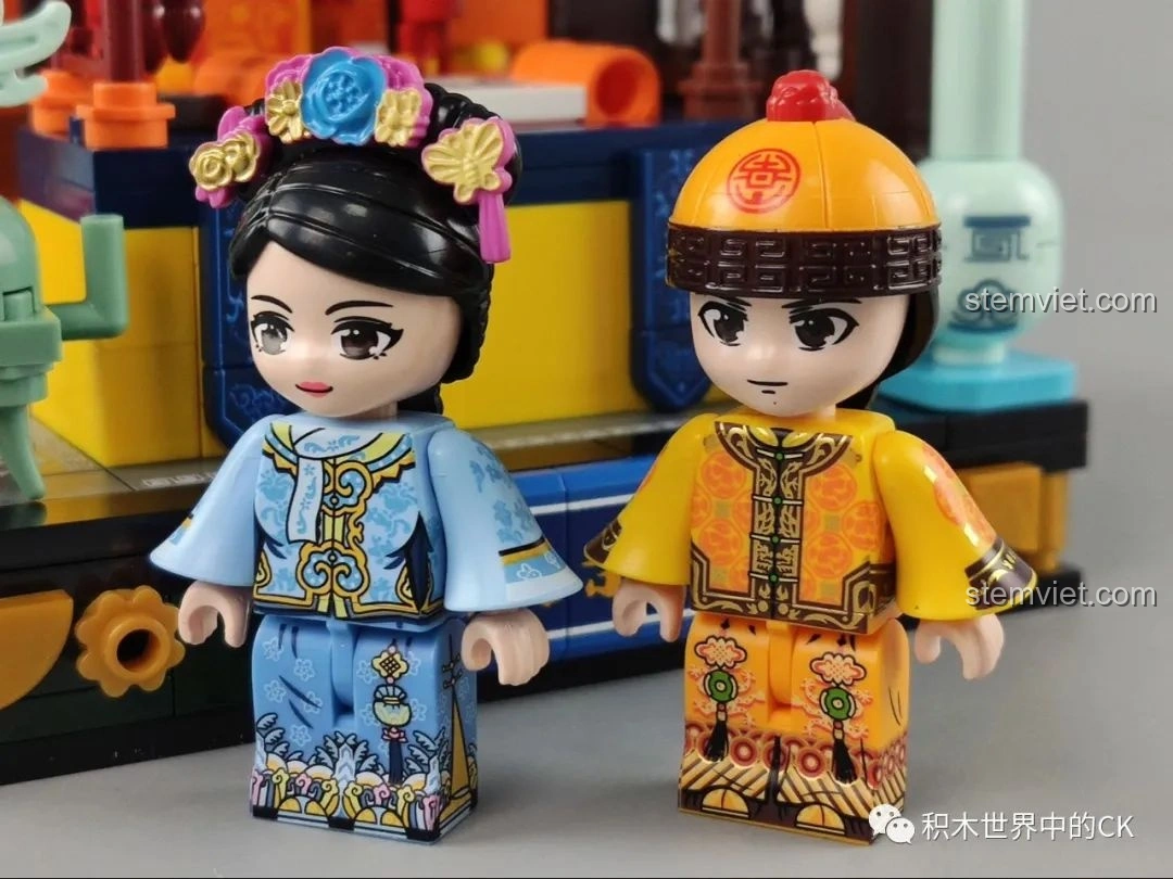 Cận cảnh minifigure hoàng tử và cung nữ của bộ Keeppley K10143, trang phục in ấn chi tiết, sống động.