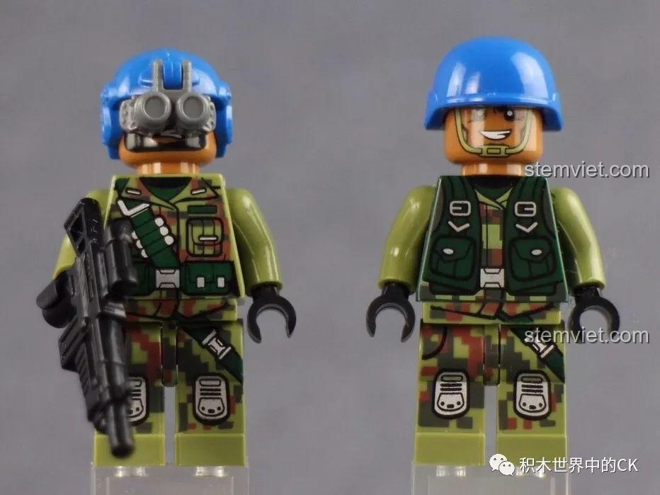 Mặt sau hai nhân vật lính gìn giữ hòa bình trong bộ đồ chơi Qman 3209 Xe Bọc Thép Tấn Công ThunderMission.