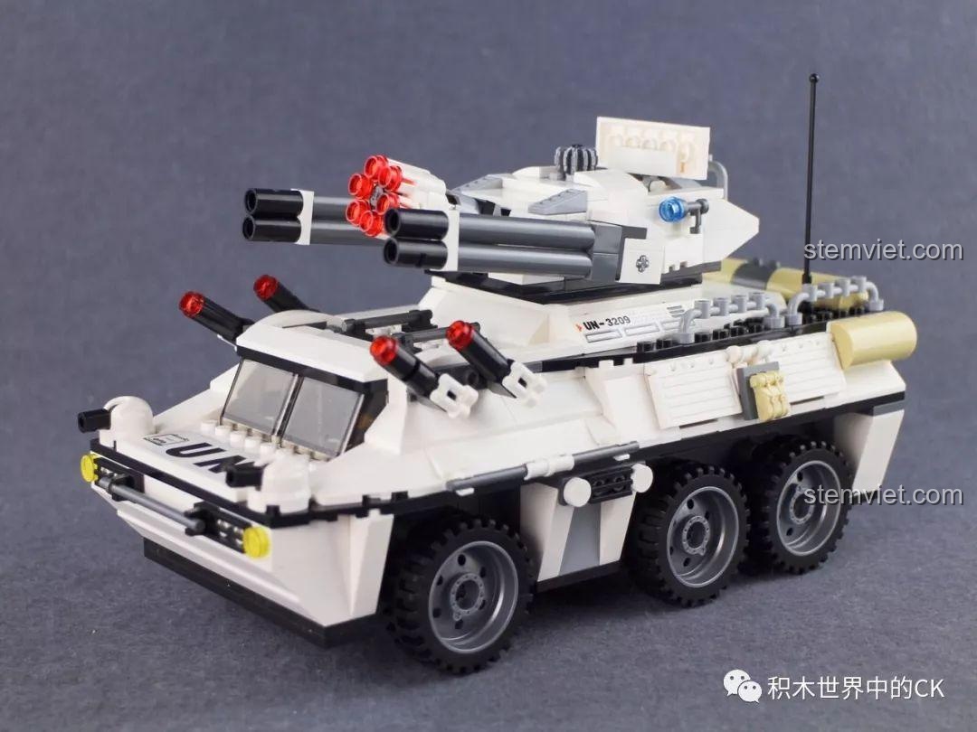 Cận cảnh mặt trước hai nhân vật lính gìn giữ hòa bình trong bộ lắp ráp Qman 3209 Xe Bọc Thép Tấn Công ThunderMission.