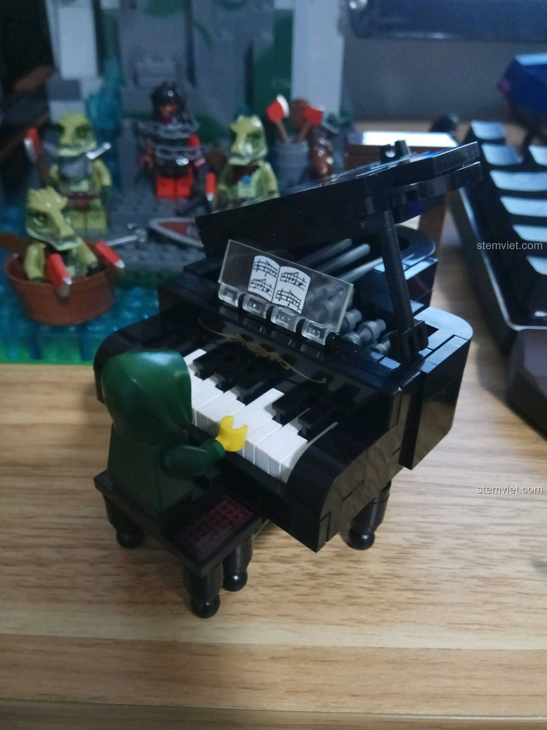 Minifigure đang ngồi chơi Đàn Dương Cầm Cổ Điển QMAN 411, thể hiện tính tương tác và khả năng sáng tạo câu chuyện với bộ đồ chơi.