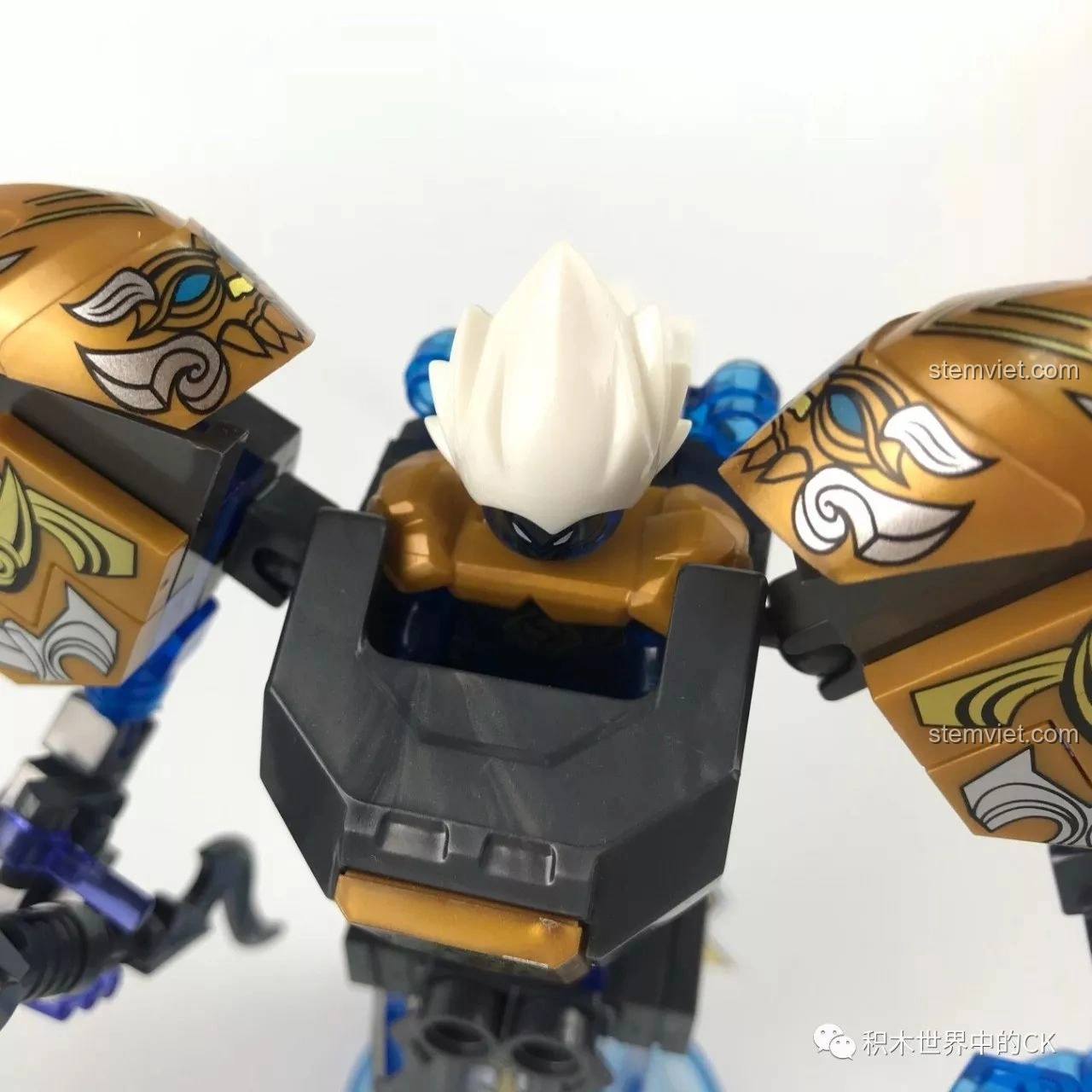 Minifigure Chung Quỳ ngồi trong Mô hình Mecha Chung Quỳ SEMBO 11858, đầu minifigure lộ ra ngoài.