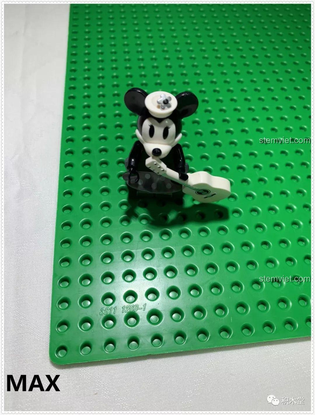 Minifigure chuột Mickey cầm đàn guitar trong bộ đồ chơi xây dựng Mould King chất lượng cao giá tốt.