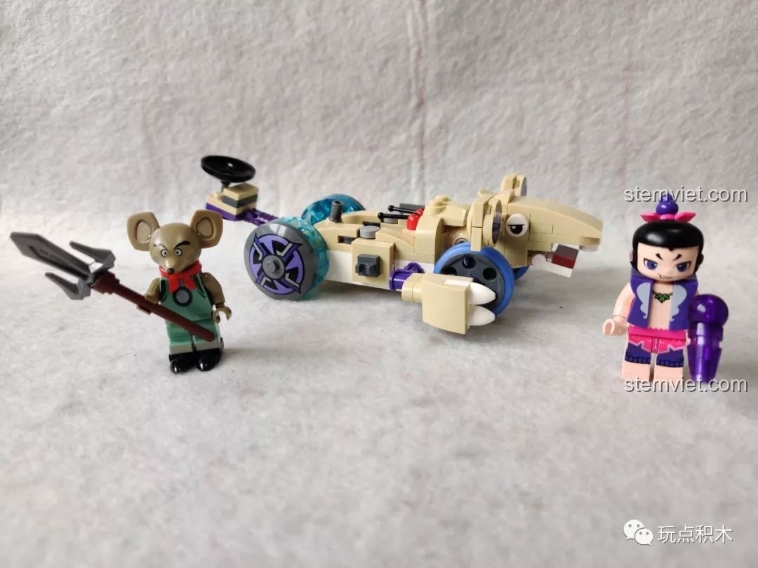 Minifigure Chuột Tinh thứ hai trong bộ lắp ráp Hồ Lô Huynh Đệ Enlighten 2504, nhìn từ góc nghiêng phải.