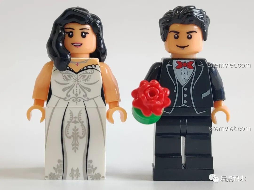 Cận cảnh hai minifigure cô dâu và chú rể trong bộ WOMA C0361 với chi tiết in váy cưới và vest sắc nét.