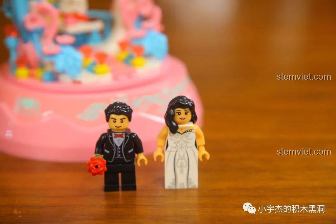 Cận cảnh hai minifigure cô dâu và chú rể trong bộ WOMA C0361, với trang phục cưới chi tiết và tinh xảo.