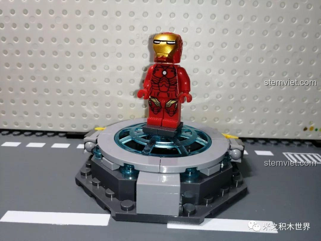 Minifigure Comic Version Armor Iron Man cận cảnh, giáp đỏ vàng với chi tiết ngực, thể hiện sự tinh xảo của thiết kế.