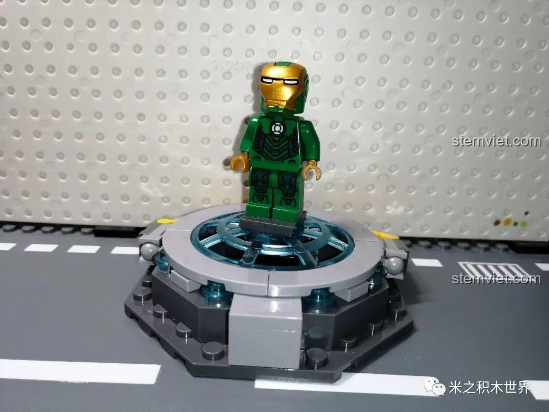 Minifigure Comic Version Armor Iron Man trên đế trưng bày, giáp đỏ vàng cổ điển, tái hiện hình ảnh từ truyện tranh.