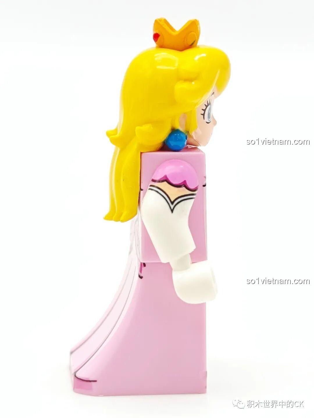 Minifigure Công chúa Peach WM6103 nhìn từ góc nghiêng, thể hiện các chi tiết vương miện và hoa tai.