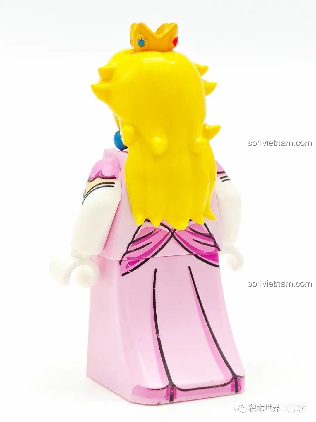 Mặt sau của minifigure Công chúa Peach WM6103, với mái tóc vàng bồng bềnh che gần hết lưng.
