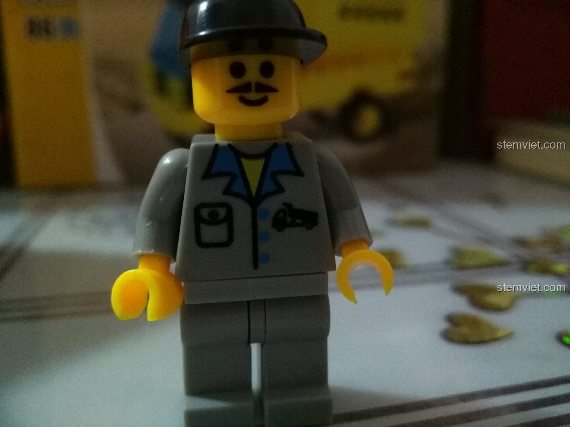 Cận cảnh minifigure công nhân của bộ Enlighten 0381 với bộ ria mép và đồng phục công trường.