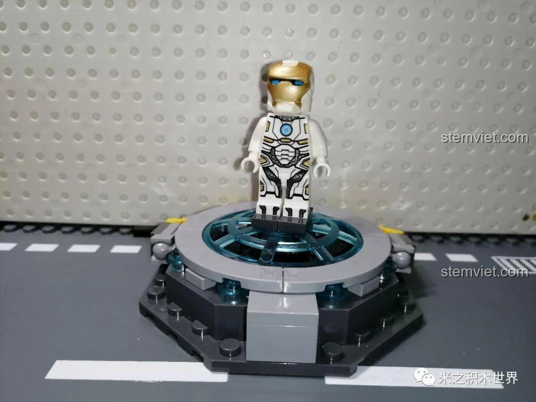 Minifigure Cosmic Armor Iron Man cận cảnh, giáp trắng vàng với chi tiết vũ trụ, thể hiện sự tinh xảo của thiết kế.