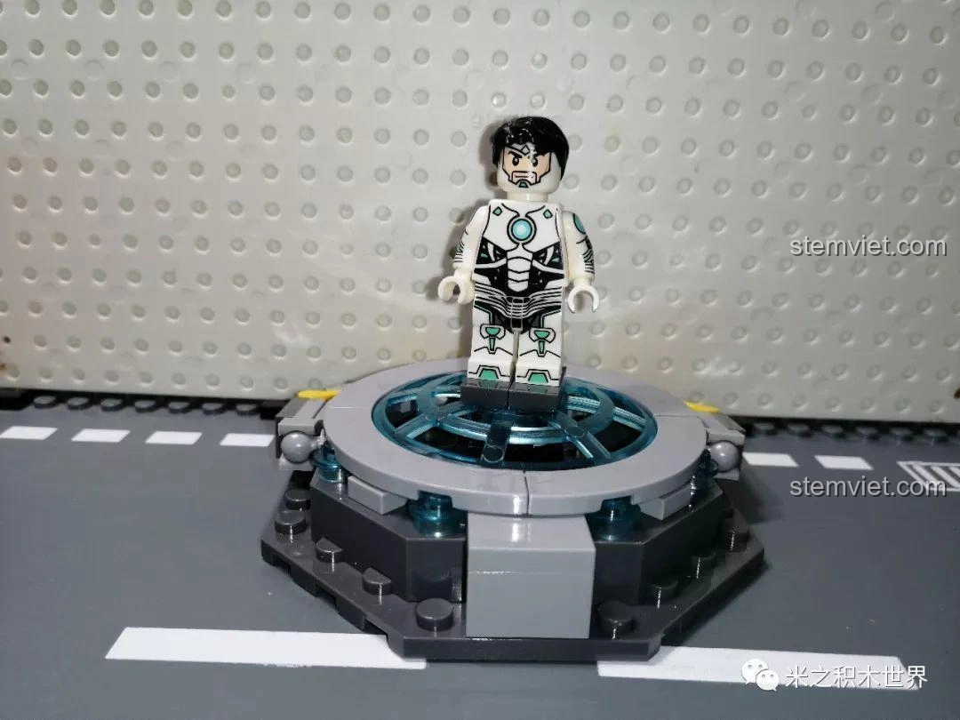 Minifigure Cosmic Armor Iron Man trên đế trưng bày, giáp trắng vàng với chi tiết vũ trụ, thể hiện sức mạnh tối thượng.