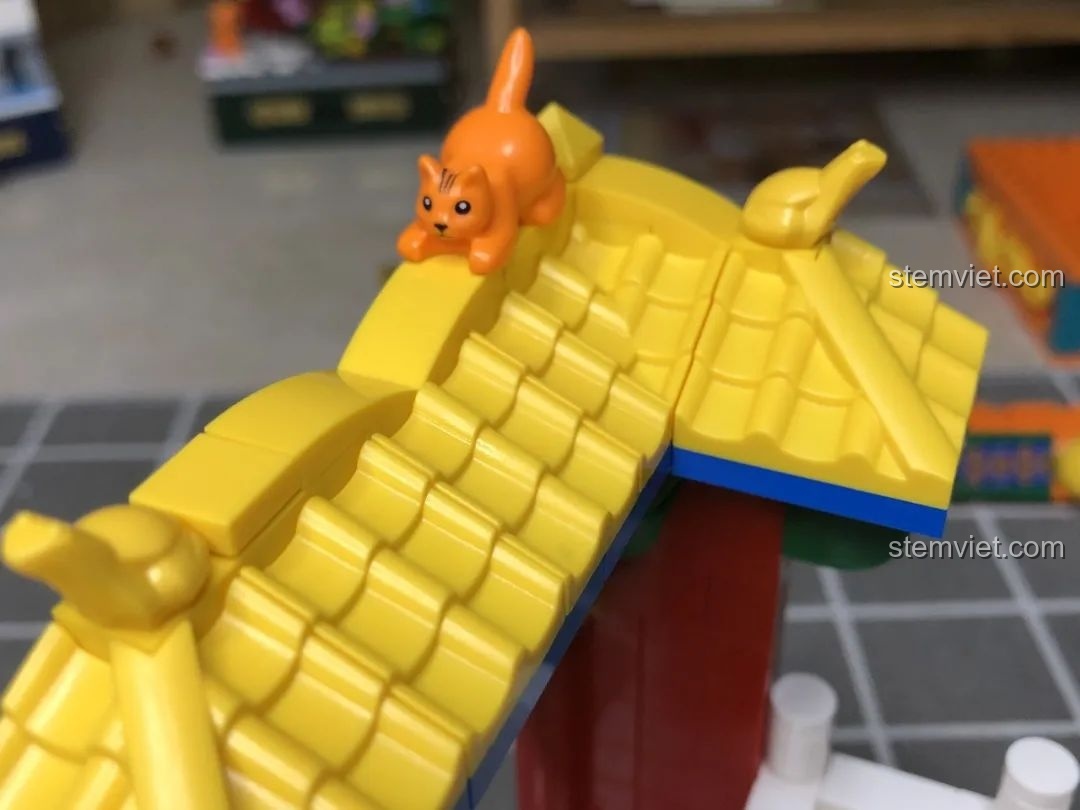 Góc nhìn nghiêng khác của minifigure cung nữ Wekki 506004 Cảnh Thu, thể hiện sự cân đối.