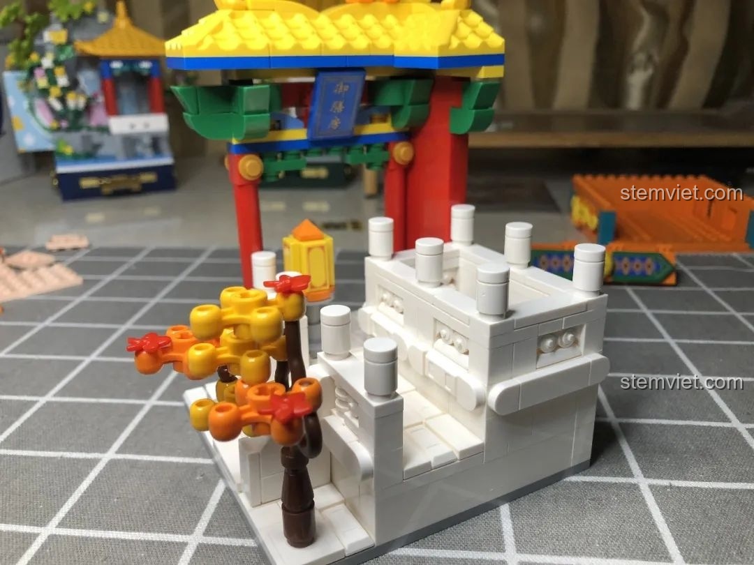 Góc nhìn nghiêng của minifigure cung nữ Wekki 506004 Cảnh Thu, thể hiện chi tiết in ấn.