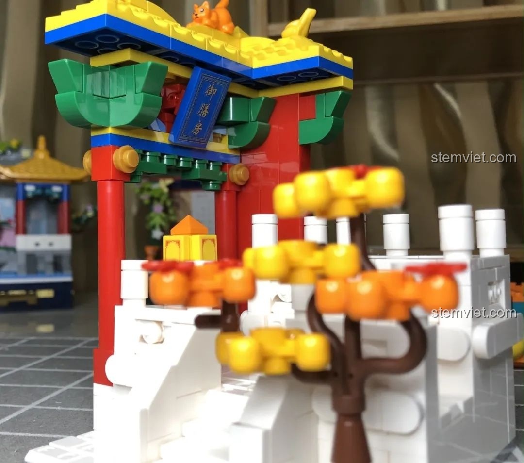 Góc nhìn từ phía sau của minifigure cung nữ Wekki 506004 Cảnh Thu, với họa tiết hoa đào.