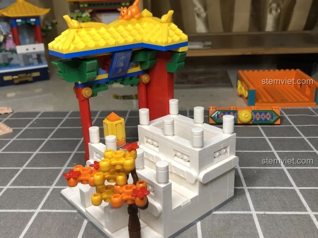 Minifigure cung nữ của bộ Wekki 506004 Cảnh Thu với trang phục vàng in hoa đào tinh xảo.