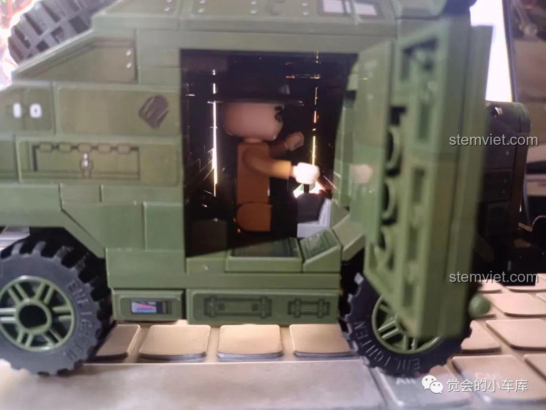 Minifigure đầu to của QMAN được đặt vào trong khoang lái của xe Morris C8, không gian khá rộng rãi.