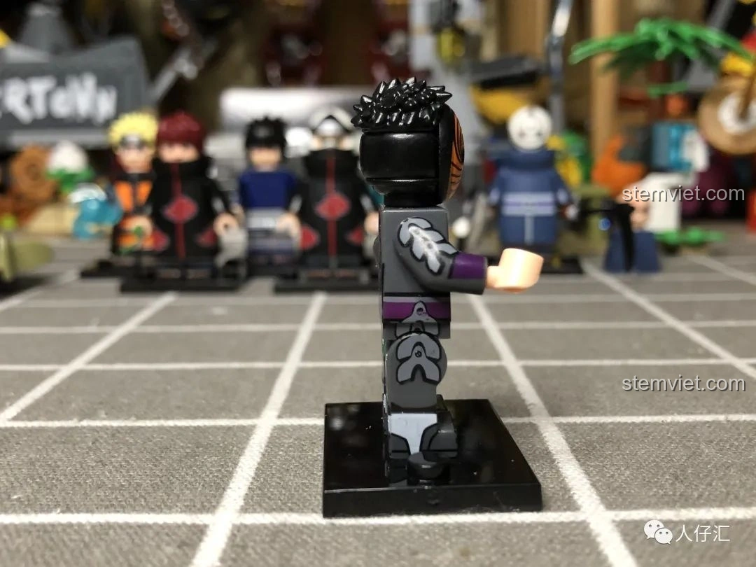 Minifigure Deidara WM2095 từ bộ Minifigures Naruto WM2091-WM2096, với mái tóc vàng và thân thể thay thế.