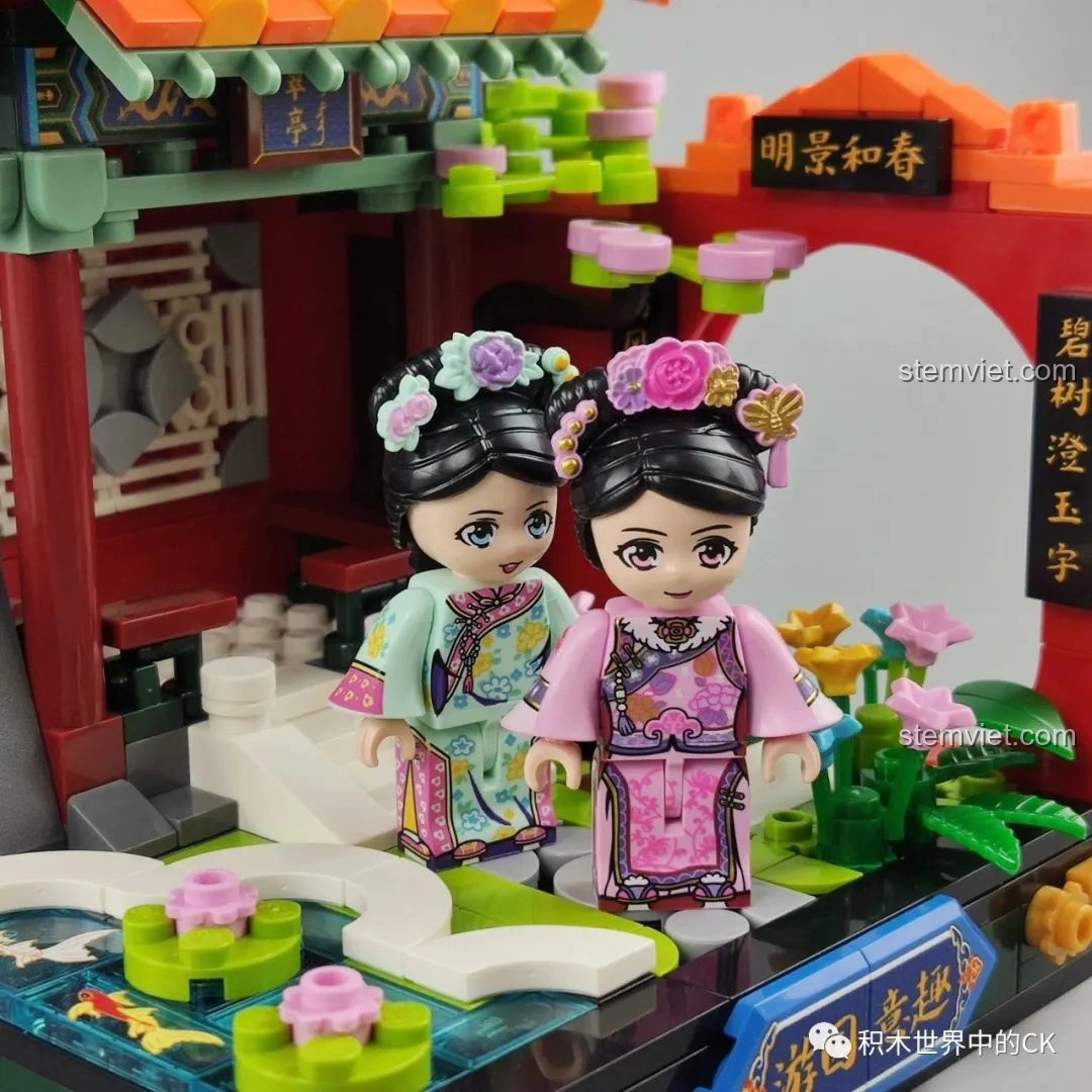 Cận cảnh minifigure cung nữ của bộ Keeppley K10145, thể hiện sự tươi tắn, duyên dáng.