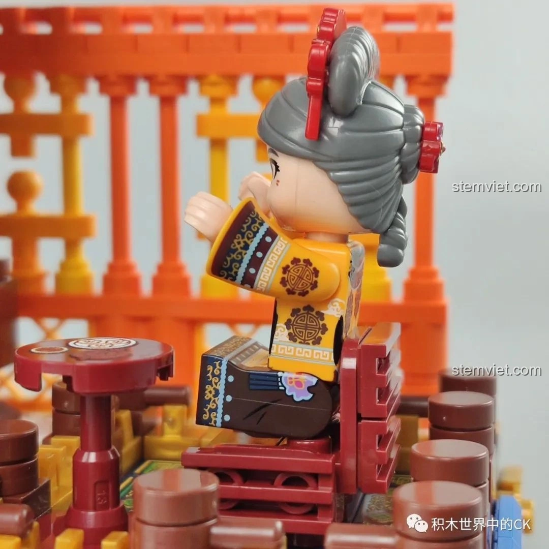 Cận cảnh minifigure cung nữ của bộ Keeppley K10145, thể hiện sự tươi tắn, duyên dáng.