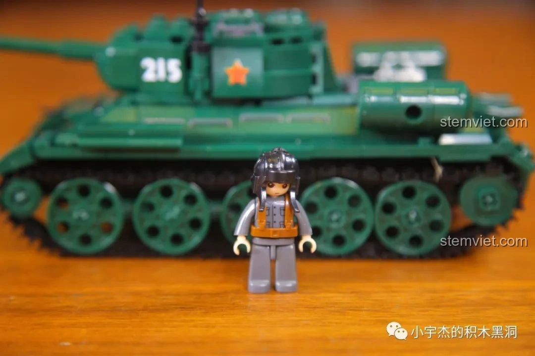 Minifigure lính xe tăng đứng cạnh mô hình Xe Tăng 215 Sluban M38-B0982, thể hiện tỉ lệ.
