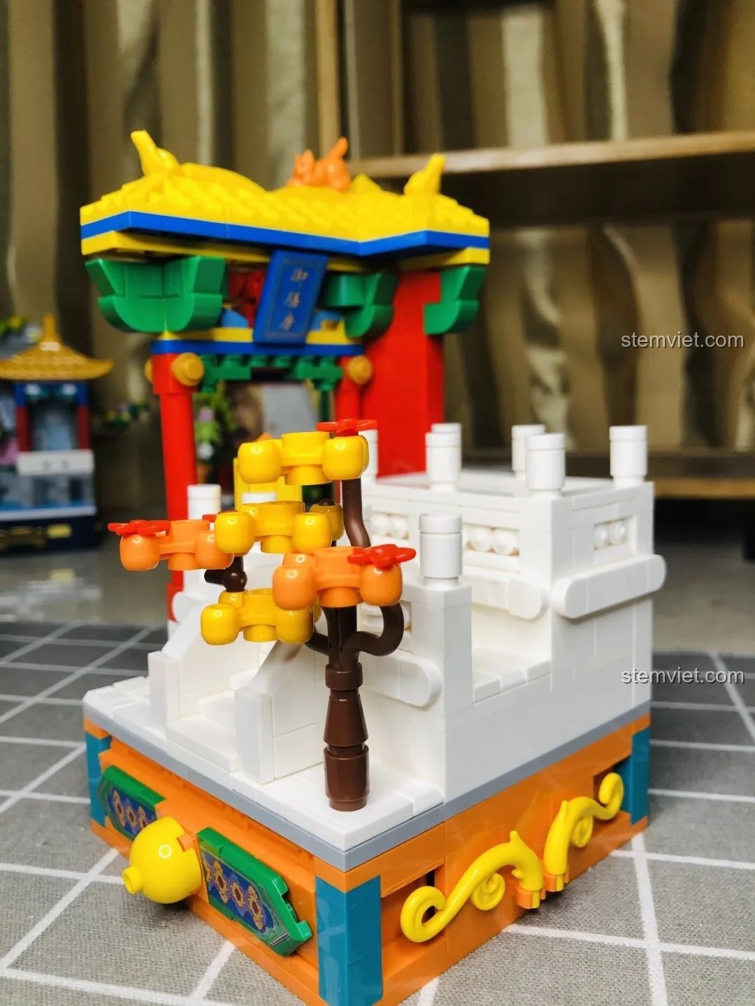 Minifigure cung nữ đứng dưới cổng