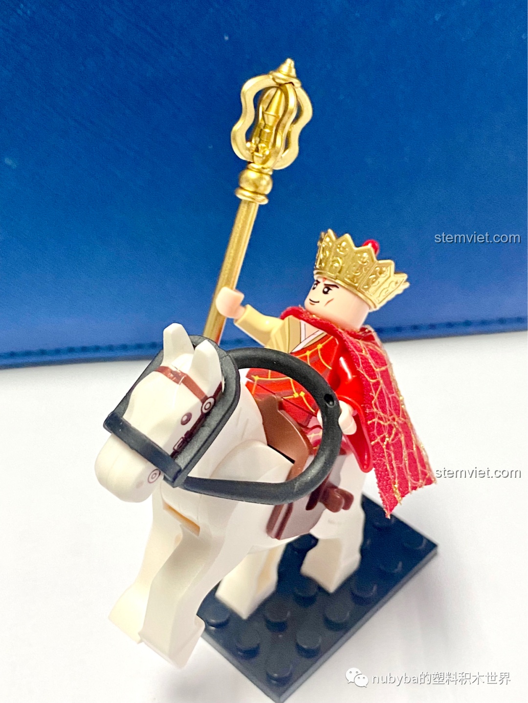 Minifigure Đường Tăng đang cưỡi trên một chú ngựa trắng, tái hiện lại hình ảnh quen thuộc trong tác phẩm Tây Du Ký.